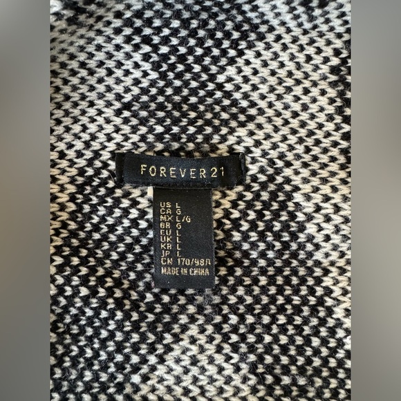 Black and White Blanket Cardigan - Picture 4 of 4